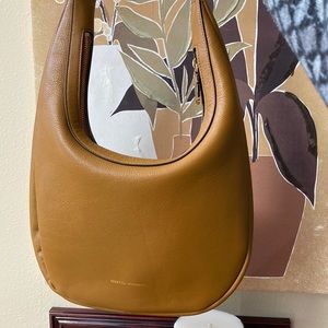 Camel colored hobo bag with class! Soft leather, amazing and chic!